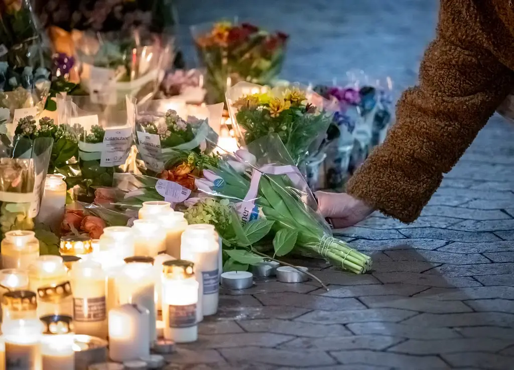 Blommor och ljus vid en butik på Bellevuegården i Malmö på onsdagskvällen efter att en kvinna i 50-årsåldern knivhuggits till döds på förmiddagen.