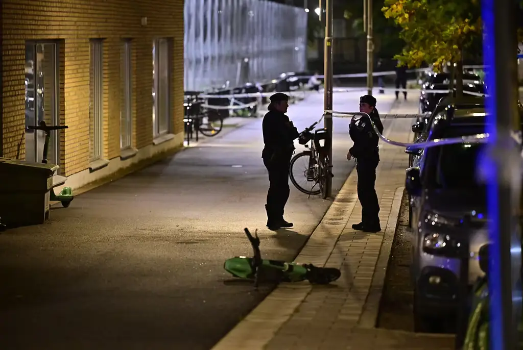 Polisen på plats i Älvsjö.