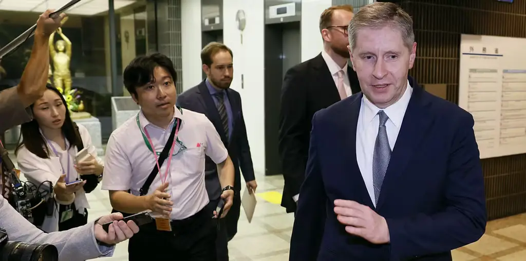 Arkivbild: Rysslands ambassadör till Japan Nikolaj Nozdrev, till höger, lämnar japanska UD i Tokyo efter att ha tagit emot en tidigare protest den 13 augusti 2026.