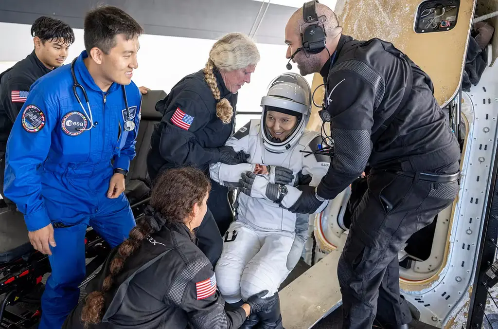 Sophie Adenot hjälps ut ur SpaceX rymdfarkost efter att ha landat i Stilla havet utanför Kaliforniens kust på torsdagen.
