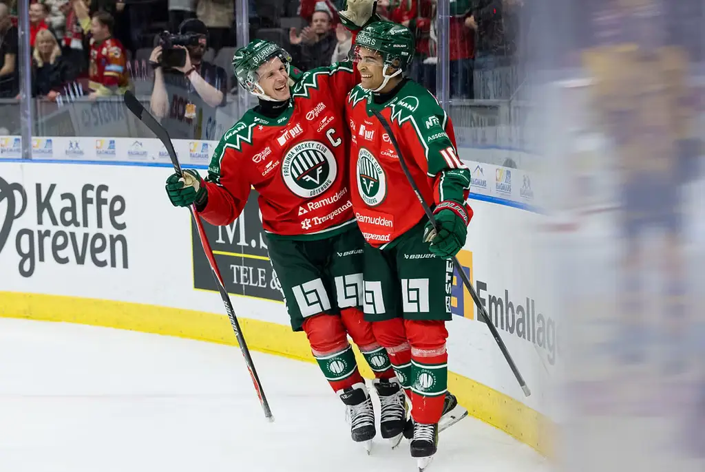 Frölundas Max Friberg och Max Westergård jublar efter 6-1 under ishockeymatchen i SHL mellan Frölunda och Djurgården den 20 oktober 2026 i Göteborg.