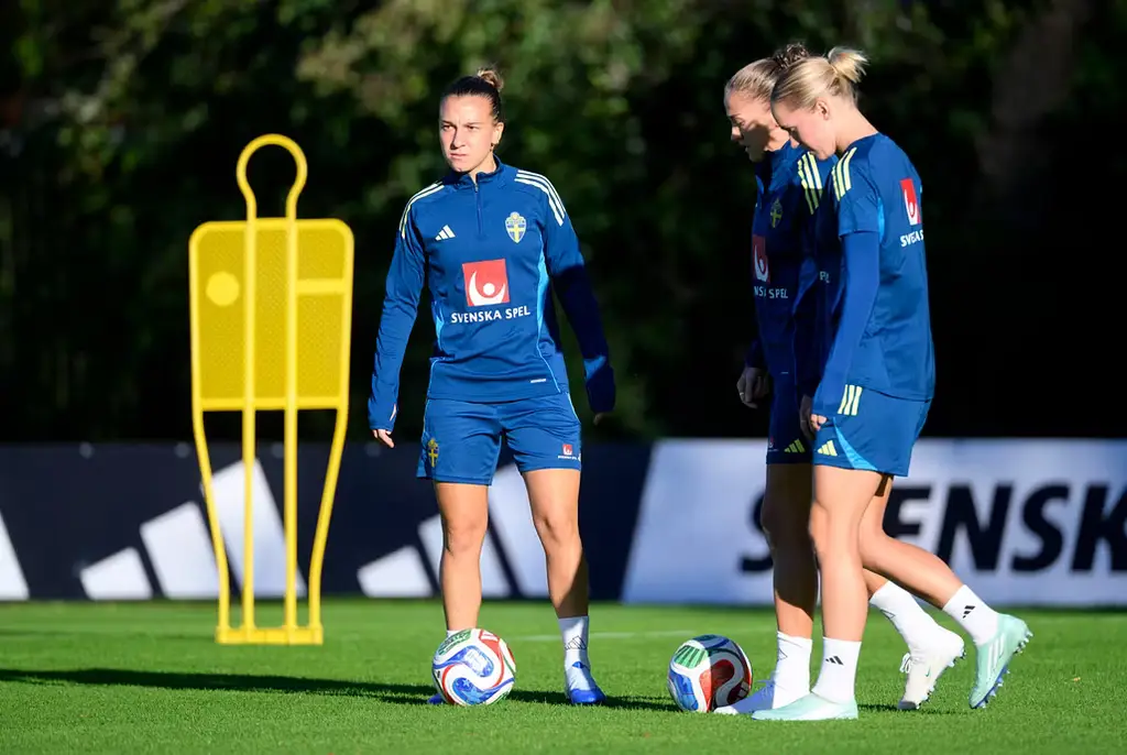 Julia Zigiotti Olme längst till vänster under en träning i Stockholm i juni.