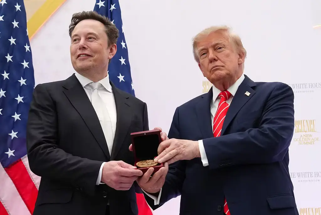 Elon Musk mottar ”National Science”-medaljen från USA:s president Donald Trump den 8 oktober.