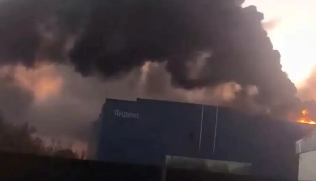 Bild från en video som sprids på sociala medier och som sägs visa torsdagens drönarattack mot Yandex datacenter i regionen Ryazan.