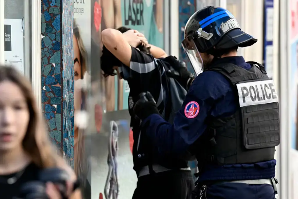 Polisen griper en ung man i franska Nancy.