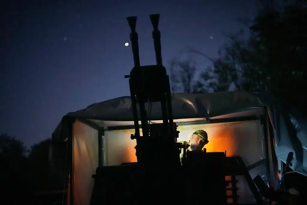 En ukrainsk luftförsvarssoldat gör sig redo att avvärja en rysk drönarattack i Kyjiv den 19 september.