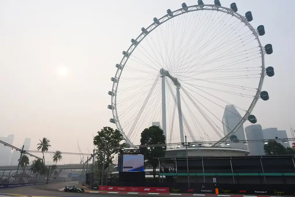 Diset från bränderna i Indonesien ligger över Singapore inför GP-helgen på Marina Bay. För första gången körs ett sprintlopp här.