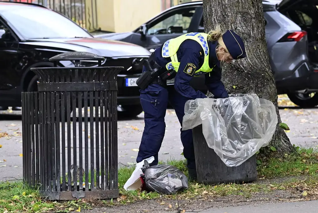 Poliser sökte av området runt brottsplatsen förra året.