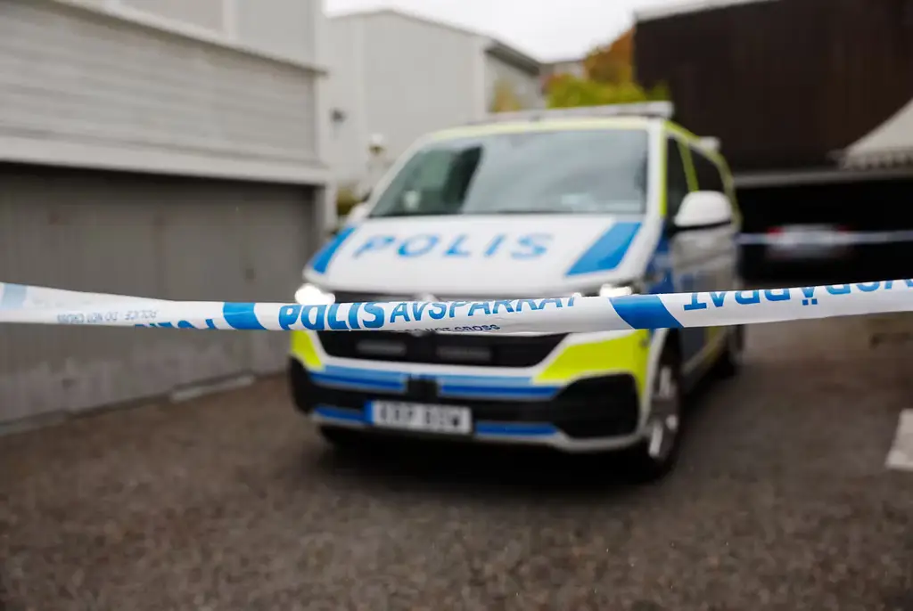 Polis på plats där en kvinna i 80-årsåldern har avlidit efter att ha hittats utomhus med skador i Hudiksvall.