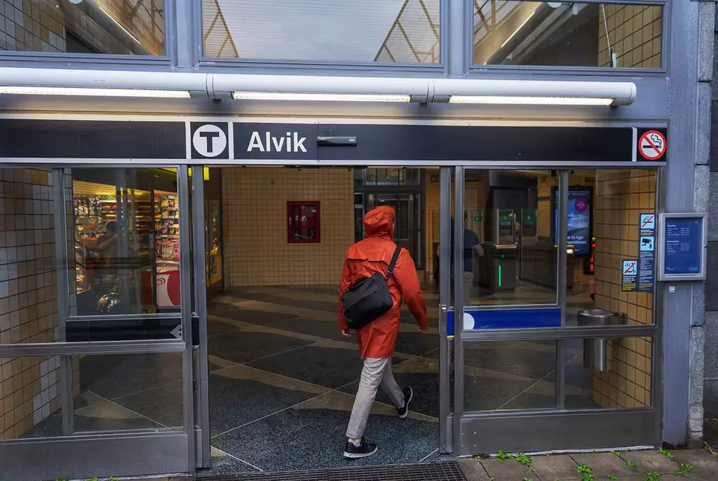 Ingång till tunnelbanan i Alvik.