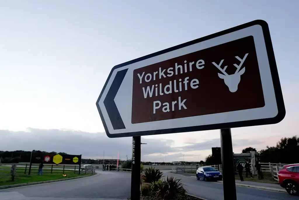Skylt vid entrén till Yorkshire Wildlife Park.
