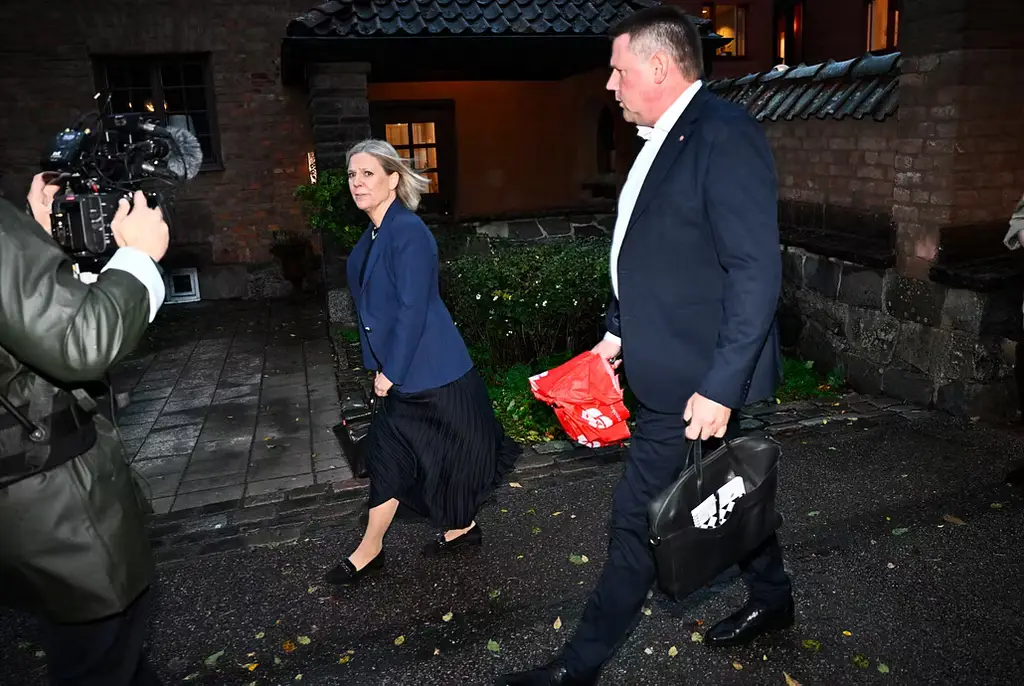 Socialdemokraternas partiledare Magdalena Andersson och partisekreterare Tobias Baudin lämnar mötet mellan Socialdemokraterna, Centerpartiet, Miljöpartiet och Vänsterpartiet på Högberga gård på Lidingö.