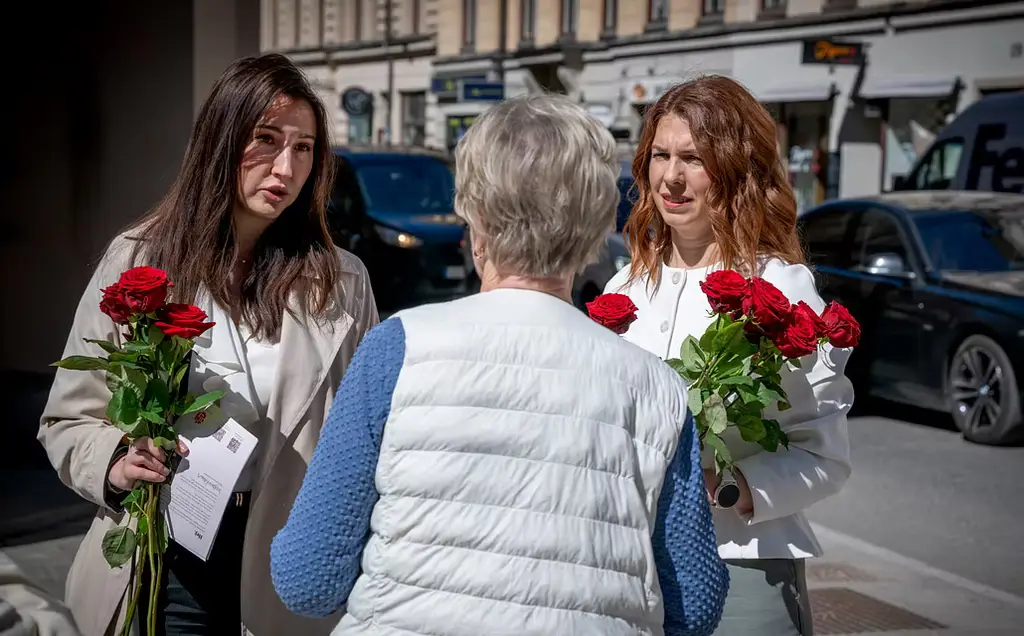 Aida Hadzialic (S), finansregionråd i Region Stockholm, och Emilia Bjuggren (S), skol-, arbetsmarknads- och personalborgarråd i Stockholms kommun, i maj.