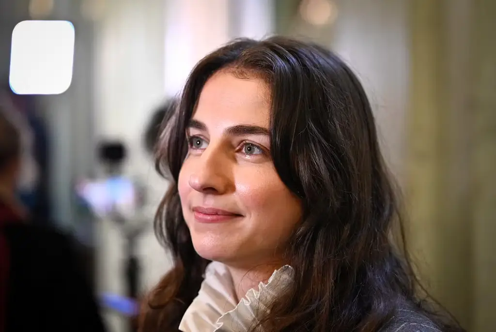 Romina Pourmokhtari (L).