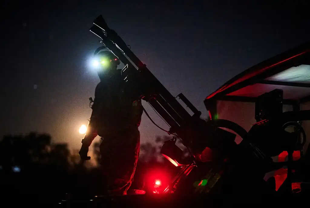 En ukrainsk soldat gör sig redo att skjuta ner ryska drönare som riktats mot Kyjiv, 19 september.