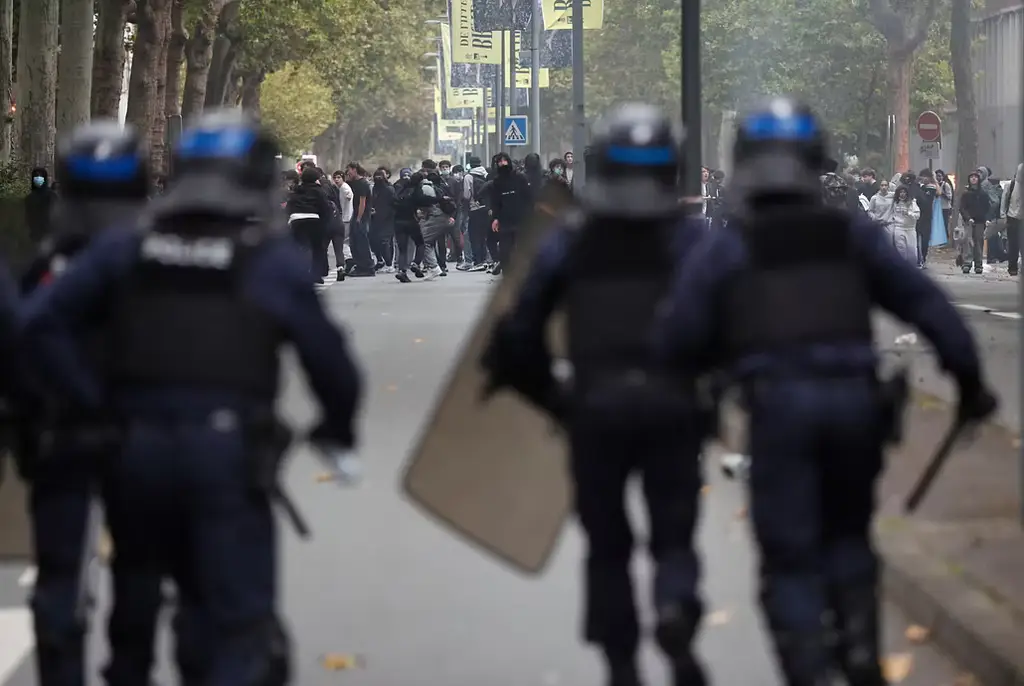 Videor i sociala medier visar tre poliser framför eleven. En av dem slår honom, eleven sparkar tillbaka och kort därefter skjuts en granat mot hans ansikte så att han faller till marken.