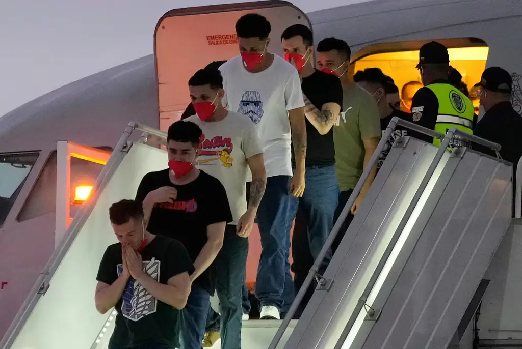 Migranter som deporterats från USA till El Salvador i juli förra året.