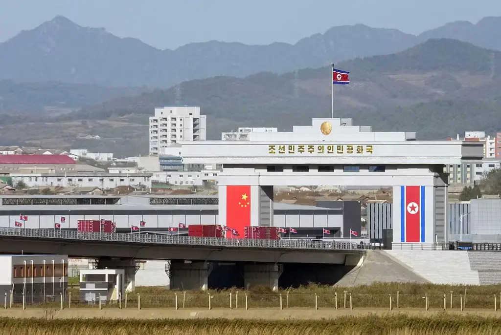 Nordkoreanska gränsen fotad från den kinesiska sidan av bron.