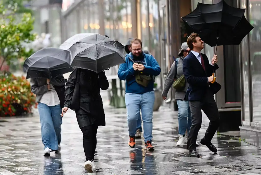 Höstväder med regn och blåst i centrala Stockholm.