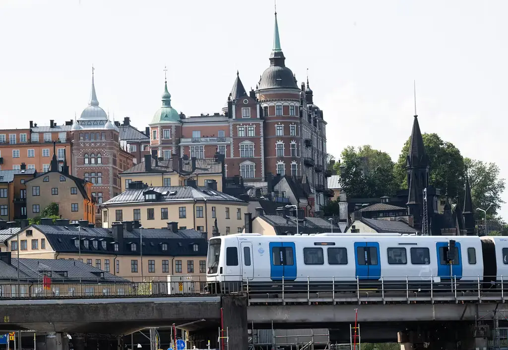 STOCKHOLM, SVERIGE 20250808
Ett tunnelbanetåg passerar en välkänd skyline av hus på Södermalm i Stockholm.
Foto: Fredrik Sandberg / TT / Kod 10080